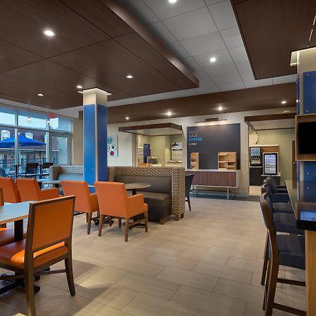 Holiday Inn Express & Suites - Fayetteville South By Ihg Exterior foto